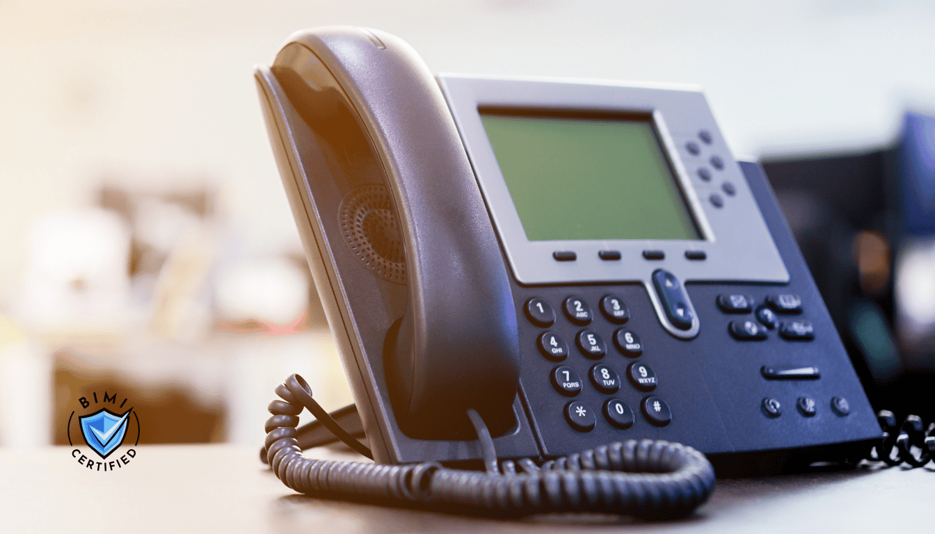 Сучасний телефон на столі в очікуванні дзвінка для перевірки BIMI