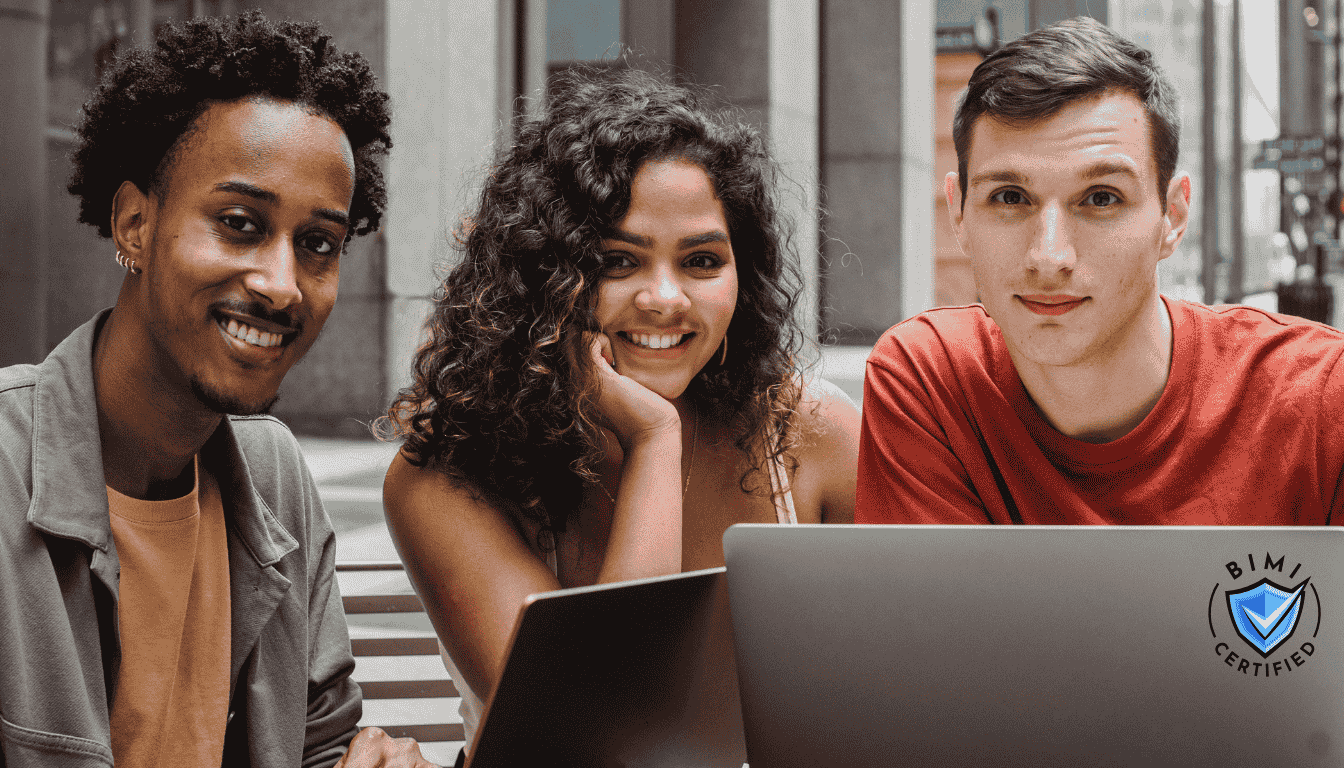 Студенти університету читають електронний лист, сертифікований BIMI